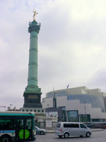 ﾊﾟﾘ･ﾊﾞｽﾃｨｰﾕ広場の記念塔；クリックすると大きな写真になります。
