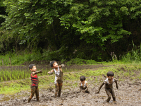 田んぼで泥んこ遊び：クリックすると大きな写真になります