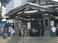 JR高尾山駅北口；クリックすると大きな写真になります