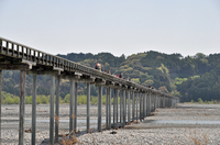 大井川河原から蓬莱橋を仰ぎ見る；クリックすると大きな写真になります