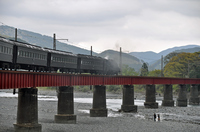 笹間渡-抜里 間の鉄橋を渡るSL列車「かわね路2号」金谷行き；クリックすると大きな写真になります