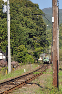 下り電車 旧南海電車ズームカー　笹間渡川根温泉駅到着　-2；クリックすると大きな写真になります