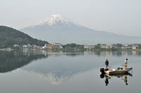 湖面に映る富士山；クリックすると大きな写真になります