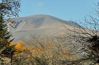 ハルニレテラスから浅間山を望む；クリックすると大きな写真になります