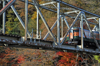 普通列車が鉄橋を渡る；クリックすると大きな写真になります