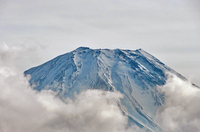 本栖湖から眺める富士の頂；クリックすると大きな写真になります