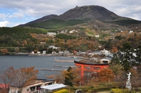 駒ヶ岳と箱根神社「一の大鳥居」；クリックすると大きな写真になります。