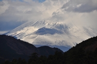 雲がとれない富士山；クリックすると大きな写真になります。