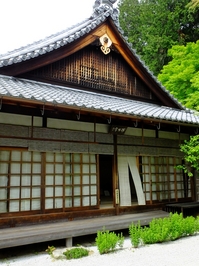 金福寺本堂と庭；クリックすると大きな写真になります。