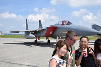 ジェット戦闘機と米軍兵士と若い御嬢さんたち；クリックすると大きな写真になります。