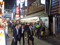 上野の飲食店街；クリックすると大きな写真になります。
