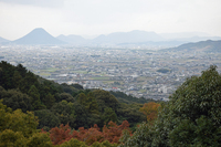 琴平市街と讃岐富士；クリックすると大きな写真になります。