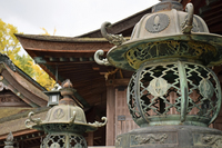 三穂津姫社神饌殿と灯籠；クリックすると大きな写真になります。