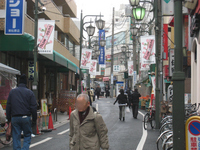 井の頭線東松原駅への商店街；クリックすると大きな写真になります