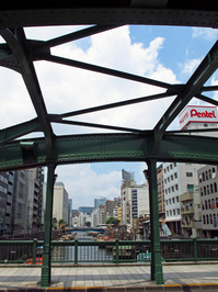 柳橋から浅草橋方面を眺める；クリックすると大きな写真になります