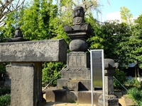 孝子の墓；クリックすると大きな写真になります。