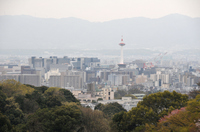 清水寺から京都市街を眺める；クリックすると大きな写真になります