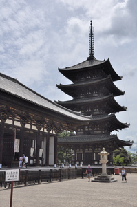 興福寺 東金堂と五重塔；クリックすると大きな写真になります