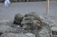 伊勢神宮外宮　三ツ石；クリックすると大きな写真になります
