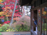 田母沢御用邸　ガラスに映る紅葉；クリックすると大きな写真になります