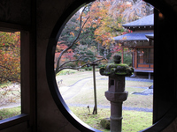 田母沢御用邸　御学問所の円窓；クリックすると大きな写真になります