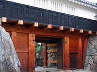 松本城太鼓門；クリックすると大きな写真になります。