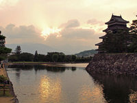 松本城の夕暮れ；クリックすると大きな写真になります。