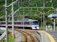 西武秩父に向け高麗駅を出発する特急「ちちぶ7号」；クリックすると大きな写真になります。