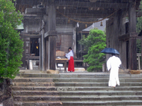 気多大社 神門と拝殿；クリックすると大きな写真になります。