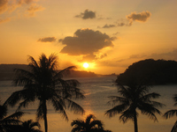 アガニャ湾に沈む夕陽：クリックすると大きな写真になります