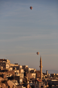 朝陽を浴びてウチヒサールに上がる気球；クリックすると大きな写真になります