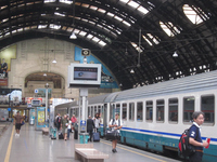 ミラノ中央駅プラットフォーム；クリックすると大きな写真になります