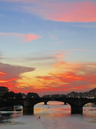 ヴェッキオ橋から夕焼けを眺める；クリックすると大きな写真になります