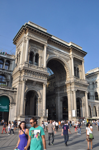 ヴィットリオ・エマヌエーレ2世のガッレリア入口；クリックすると大きな写真になります