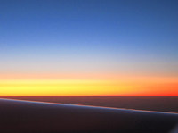 シベリア上空で夜明け；クリックすると大きな写真になります