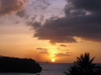アガニャ湾の夕陽；クリックすると大きな写真になります