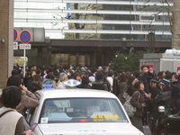 東日本大震災直後の横浜駅西口前；クリックすると大きな写真になります