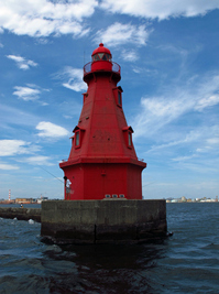 明治時代中期の横浜港内防波堤の赤灯台；クリックすると大きな写真になります