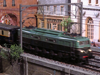 高架線を走るフランス国鉄・SFCF 2D2形電気機関車；クリックすると大きな写真になります