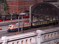 高架駅を出る列車；クリックすると大きな写真になります