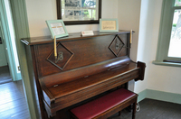 「ブラフ18番館」　100年前のピアノ；クリックすると大きな写真になります。