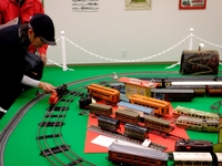 鉄道玩具で遊ぶ；クリックすると大きな写真になります。