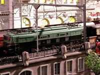 停車中のSNCF 2D2形電気機関車とオリエント急行；クリックすると大きな写真になります。