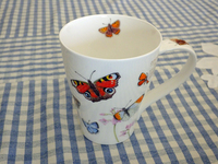 チョウがデザインされたカップ；クリックすると大きな写真になります。