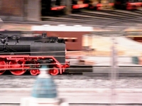 扇形機関庫の前を疾走する蒸気機関車；クリックすると大きな写真になります。