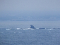 茅ヶ崎沖 烏帽子岩の遠望；クリックすると大きな写真になります。