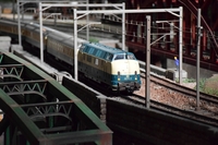 DB（ドイツ国鉄）220 012-9 ディーゼル機関車が牽く旅客列車　-2；クリックすると大きな写真になります。