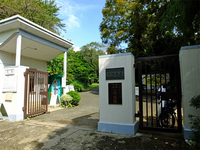 小石川植物園入口；クリックすると大きな写真になります。
