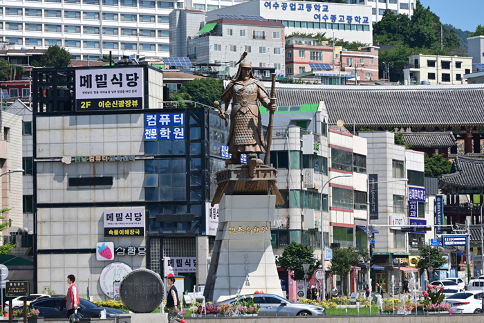 000_2508211219 X700 韓国麗水 李舜臣広場 Z50.jpg