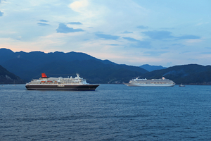 028_250817300 X900 日本丸と飛鳥ⅡG7X.jpg